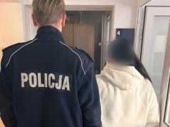 Chłopiec stał na balkonie w samej bieliźnie. W mieszkaniu spała pijana matka