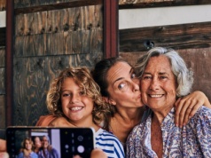 Czy memy i emotikony to współczesny język bliskości?