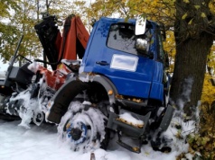 Z impetem uderzył w drzewo, gdy sięgał po telefon
