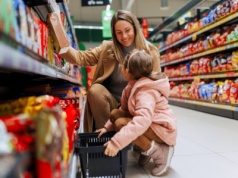 Kto otrzyma bon na zakupy w 2025 roku? Zasady, reguły i kwota