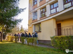 Uczniowie Żeromskiego w praktyce ćwiczyli zasady ewakuacji