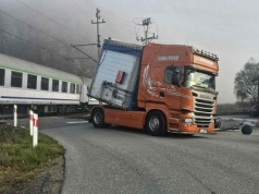 Milik. TIR wjechał w pociąg pasażerski, nie ma poszkodowanych