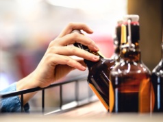 Więcej restrykcji dla piwa niż dla "małpek”? Zaskakujący projekt nowelizacji