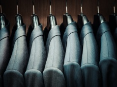 Nowe zasady mody biurowej. Cichy luksus, mokasyny i mężczyźni w perłach