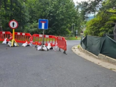 Droga zamknięta od miesięcy. Spór o drzewa, odpowiedzialność i zdrowy rozsądek. (video)