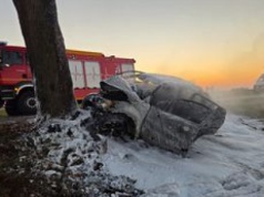 Dramatyczny wypadek w Margonińskiej Wsi. Samochód uderzył w drzewo i stanął w płomieniach