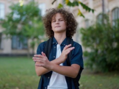 "Nie mam kontaktu z rodziną" – usłyszała zza drzwi pokoju syna. Później wszystko nabrało sensu