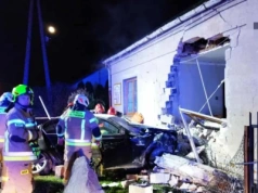 Z ostatniej chwili: BMW wbiło się w ścianę domu koło Ciechanowa