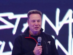 Kupujcie Tesle, prędziutko. Inaczej Elon nie dostanie biliona dolarów