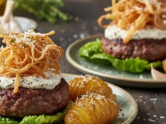 Soczysty burger z majonezem truflowym i chrustem cebulowym od Jurka Sobieniaka