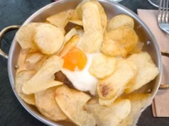 Na obiad podali chipsy, na kolację dorsza. Na samo wspomnienie cieknie ślinka