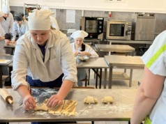 Półfrancuskie, lekko zakręcone i pyszne. Uczniowie z Grudziądza piekli marcińskie rogale