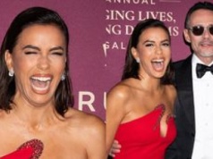 50-letnia Eva Longoria tryska dobrym humorem na gali charytatywnej. Czas się dla niej zatrzymał? (ZDJĘCIA)