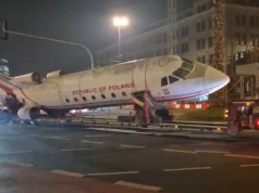 Samolot Jak-40 pod osłoną nocy transportowany po ulicach Warszawy. "Szkoda, że nie mógł polecieć"