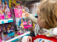 Kiedy wchodzi do sklepu, jej córka mówi o jednym. "Mam sposób, by była grzeczna przez dwa miesiące"