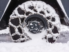 Doświadczeni kierowcy nie czekają z tym do listopada. Co naprawdę mówi prawo?