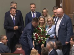 Hołownię w Sejmie pożegnali z pompą. Nagle padło słowo "przepraszam"