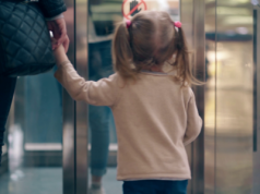 Oto, dlaczego twoje dziecko jest "niegrzeczne" w centrum handlowym. "Chodzimy tylko w ostateczności"