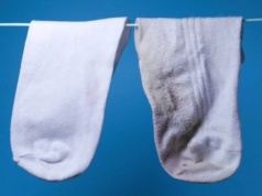 Metoda '6 łyżek’ zaskakuje skutecznością. Skarpetki znów są śnieżnobiałe