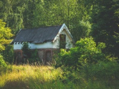 Zapomniana wieś w głębi lasu. Aż przechodzą ciarki. Można nakręcić w niej horror