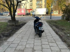 Skuter zaparkowany na środku chodnika pod żłobkiem blokował przejście. Straż Miejska po trzech dniach stwierdziła brak pojazdu. "Szok i niedowierzanie"