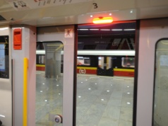 Prace serwisowe na linii metra M1. Kto zaplanował je w trakcie wyłączenia Dworca Centralnego?