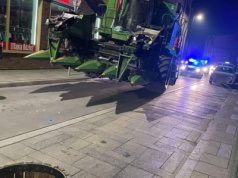 Wjechał kombajnem do miasta bo tak kierowała go nawigacja. Utknął na jednokierunkowej ulicy