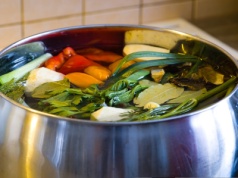 Rosół już nigdy nie będzie mętny. Wystarczy szklanka. Ten trik zna każda mama