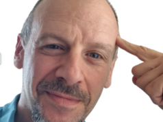 Tatuaż z fakenewsem