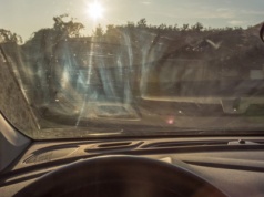 Masz smugi na szybie? To nie kurz i nie tłuszcz. Winny jest jeden drobiazg z wnętrza auta