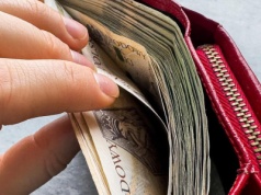 Zadłużenie na kartach kredytowych od firm pożyczkowych wzrosło o 70 proc.