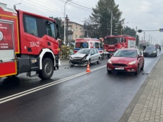 Kolizja Peugeota i Audi na skrzyżowaniu Krakowskiej i Solskiego w Bielsku-Białej