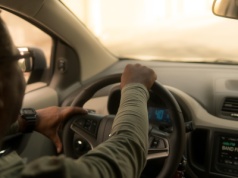 Zatrzymał cały ruch na drodze, bo... chciał nakrzyczeć na kierowcę Ubera. "Wyzwał go od kondomów" i groził mu