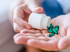 Pilny alarm GIF. Popularny lek znika z aptek, stwarza zagrożenie dla zdrowia