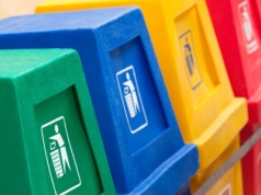 Wyrzucasz to do niebieskiego śmietnika, dostaniesz mandat 500 zł. Polacy nagminnie popełniają ten błąd