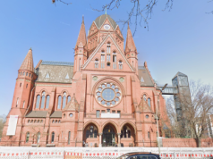 Ewangelicka pastor prowadziła ceremonię dla czterech mężczyzn. Kościół się odcina