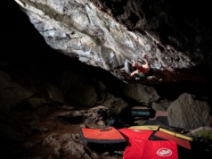 Adam Ondra fleszem na „Foundation’s Edge” 8C