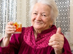 Seniorzy powinni pić kilka razy w tygodniu. Wspiera serce i obniża ciśnienie