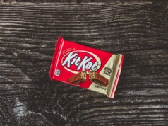 Awantura o… KitKata. Pasażerka pozwała linie na 18 milionów złotych