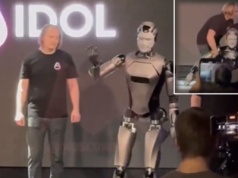 "Rocky" po rosyjsku. Robot AI Aidol wchodzi na scenę… i pada
