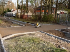 W Ciechanowie ruszyła budowa chodnika. Mieszkańcy czekali na niego od lat