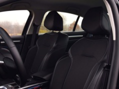 Ten elegancki kompakt kusi klientów. Pali 5 litrów i oferuje bagażnik 503 l