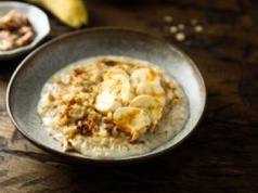 Owsianka bez gotowania. Śniadanie zrobi się samo, kiedy będziesz pod prysznicem