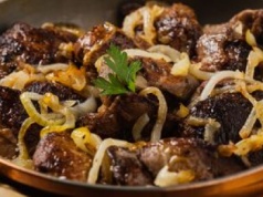 Wlewam na patelnię, zanim wrzucę wątróbkę. Dzięki temu jest mięciutka i pozbawiona goryczki