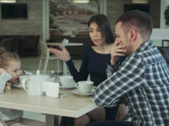 Niedojrzali emocjonalnie rodzice popełniają ten jeden błąd. "To przecież tylko dziecko"