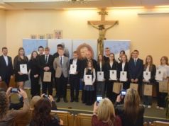 Zdolni i z wartościami. Wręczono stypendia im. bp. Czesława Kaczmarka