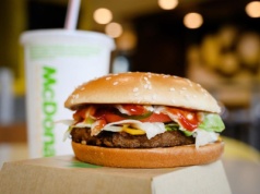 Wegańskie "mięso" wywiozło inwestorów. Modna spółka zmieniła się w mema