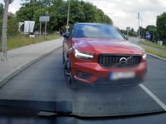 Olsztyn. Myślał, że nikt tego nie zobaczy. Kierowca volvo ominął auto i wjechał na czerwonym