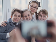 Przedszkolne przedstawienia są jak spektakl zombie: zamiast patrzeć na dziecko, nagrywają telefonem