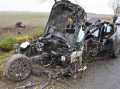 BMW rozerwane po uderzeniu w drzewo. 18-latek przeżył, jest w szpitalu